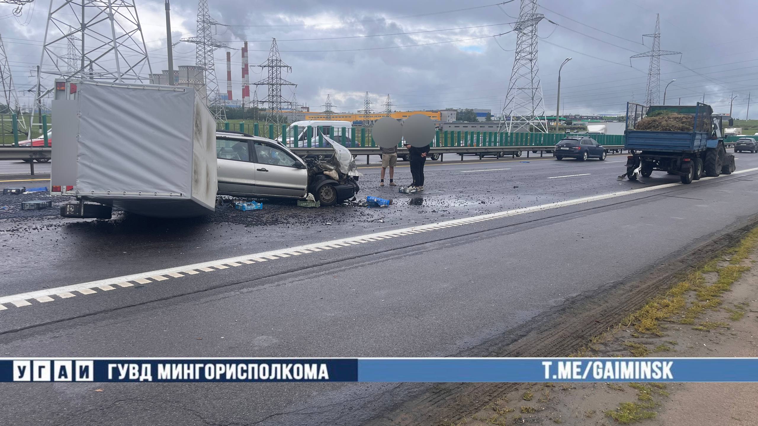 Авария на Мкад, водитель Fiat врезался в трактор Беларусь, пострадала голубика