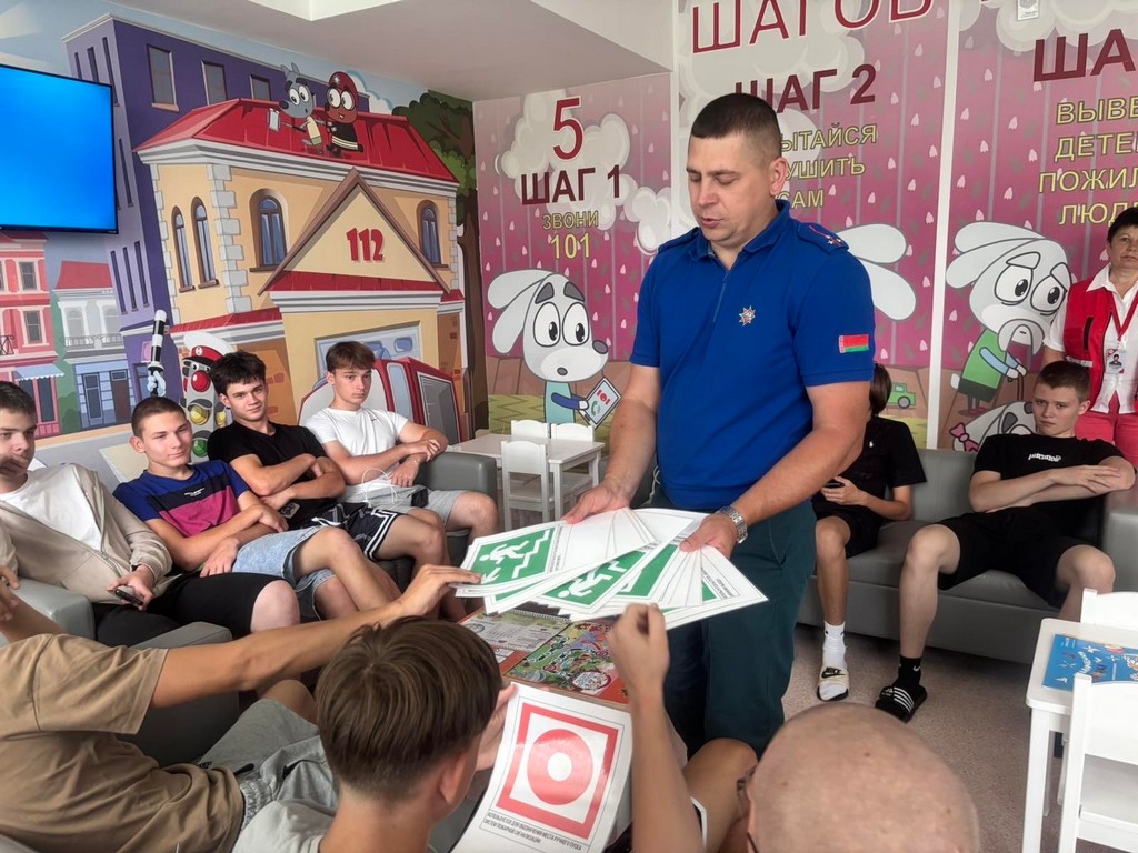 МЧС и Красный крест провели в Пинской детской больнице акцию Безопасные каникулы