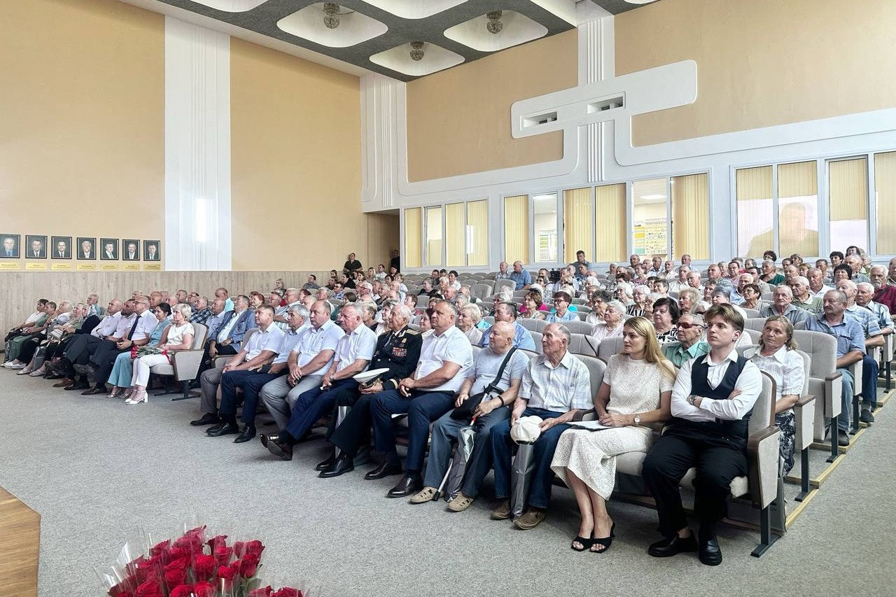 В "Стройтрест №2 чествовали ветеранов труда, отмечали 60-тидесятилетие предприятия и День строителя