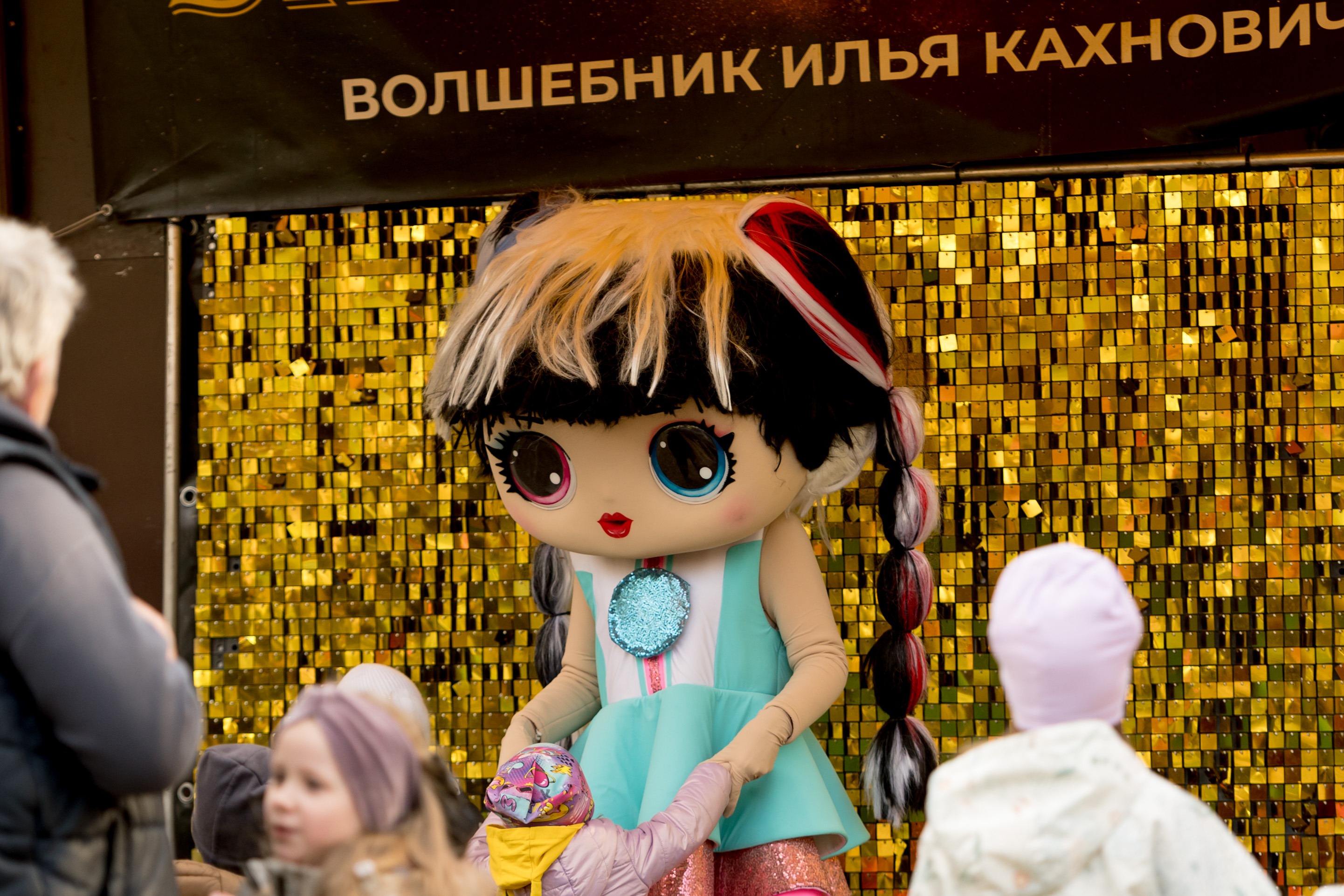 Ростовая кукла встречает гостей на шоу