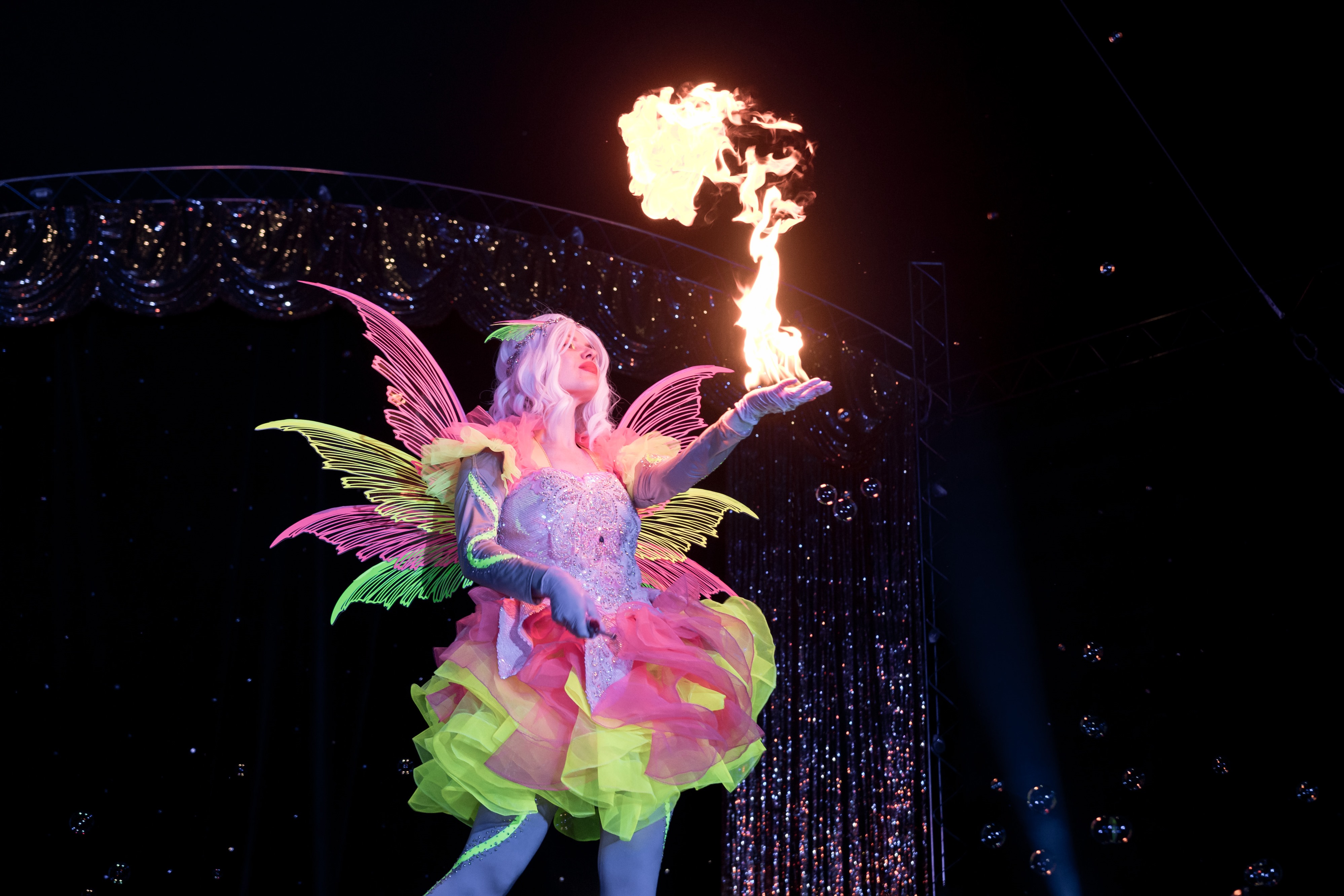 уникальное цирковое шоу &laquo;В гостях у волшебника&raquo; и магия огня