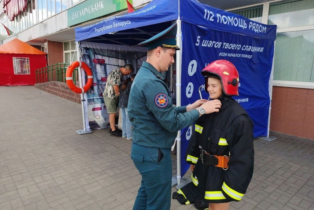 В Пинске прошла республиканская акция от МЧС "В центре внимания - дети"