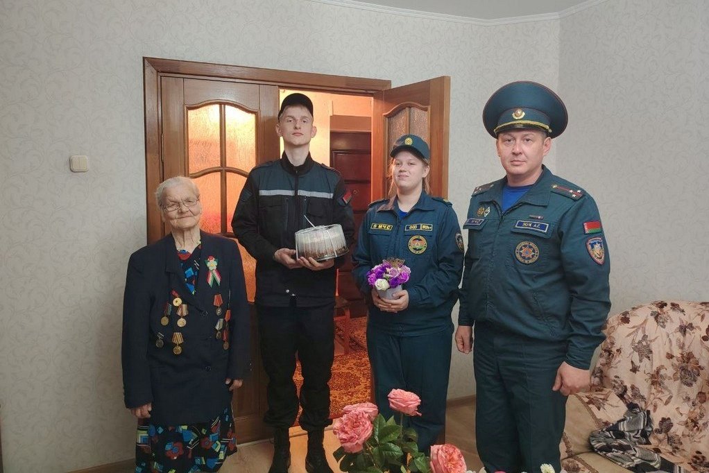 Инспектор сектора пропаганды Пинского ГРОЧС Александр Жук и учешики СШ№14 с Анной Вдовиной