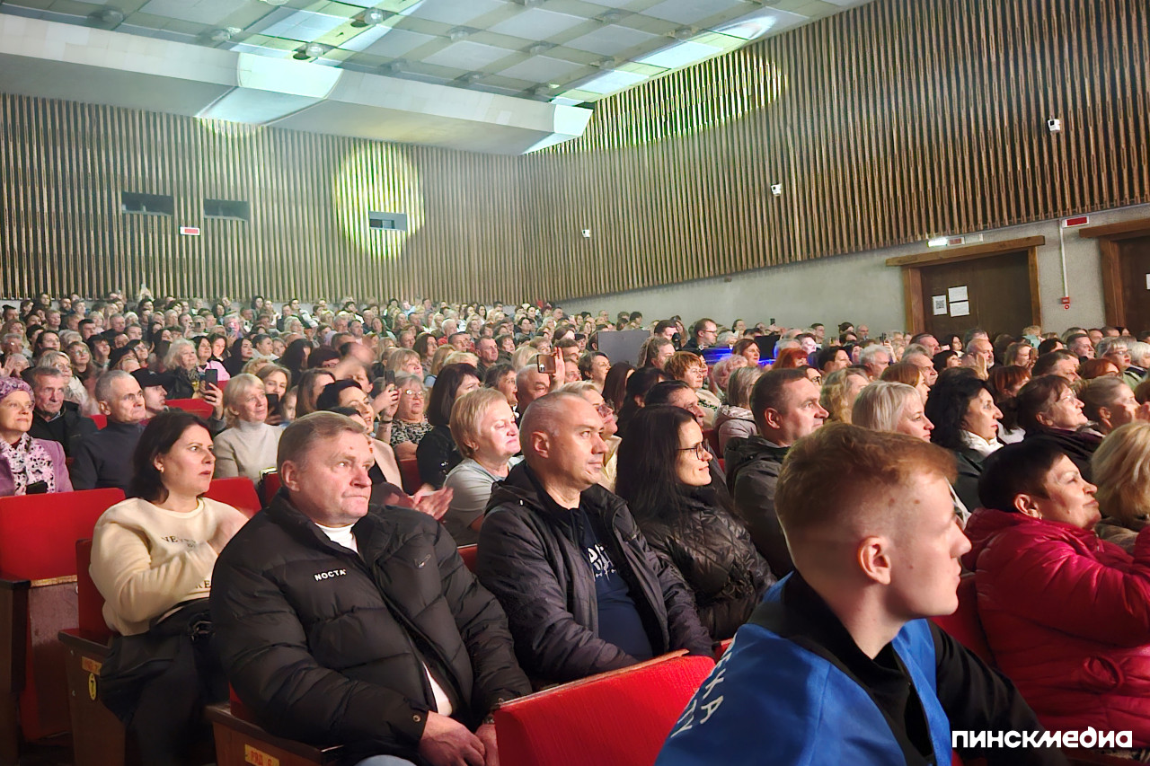 Поклонники группы &laquo;Дрозды&raquo; на концерте в Пинске.
