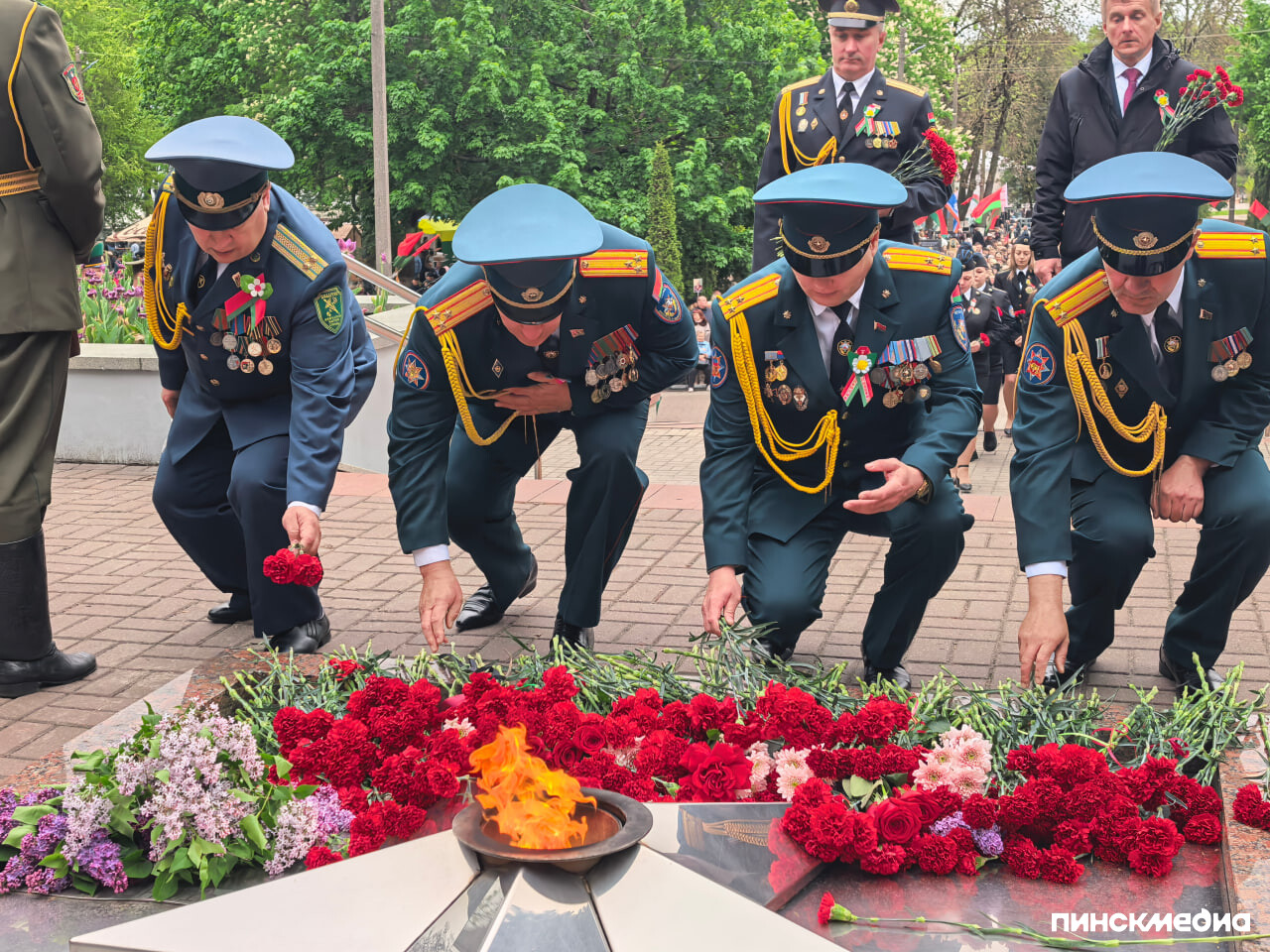 9 мая Пинск, мемориал, возложение цветов