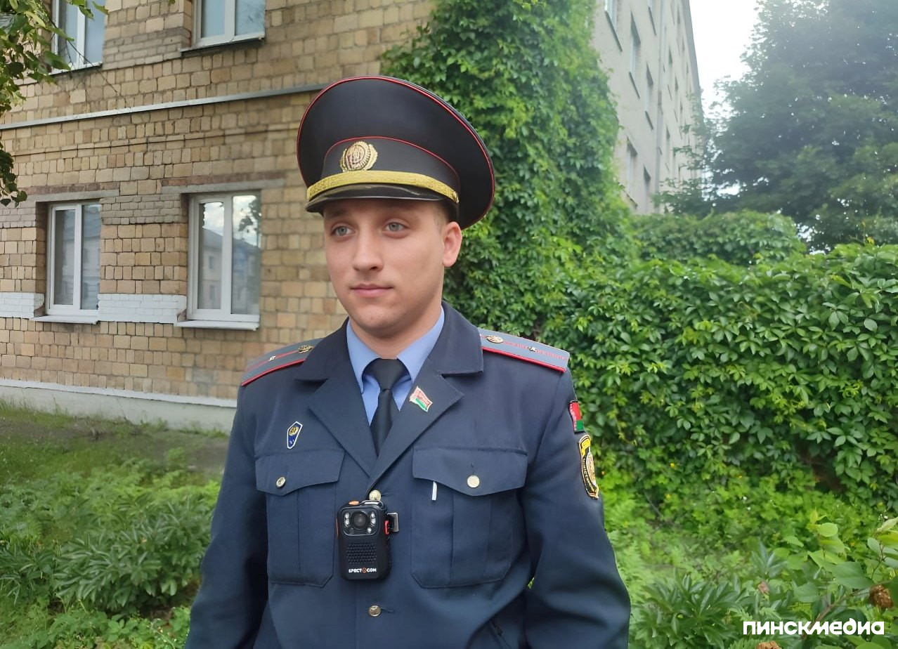 Младший лейтенант милиции Владислав Ключиц на фоне зеленых насаждений на улице в Пинске.