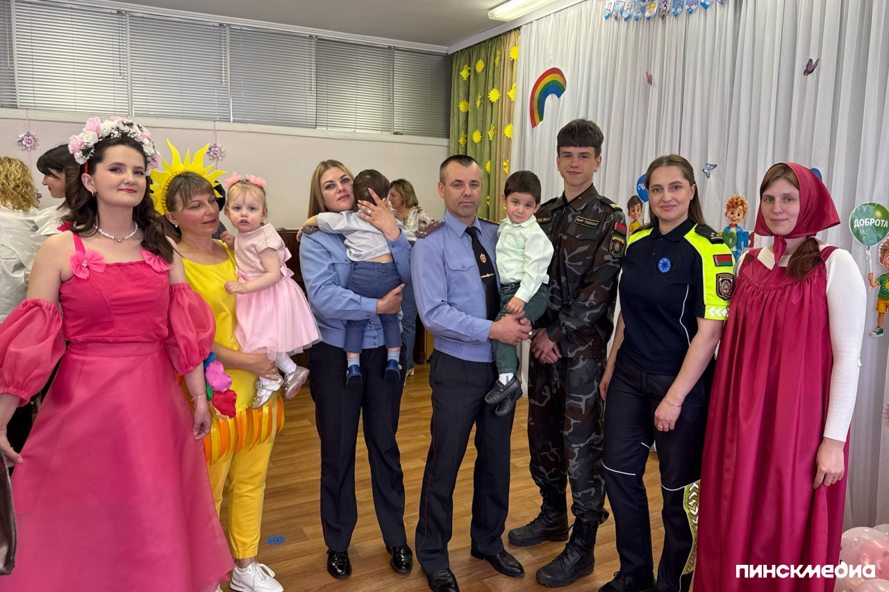 Общее групповое фото участников благотворительного марафона в Доме ребенка.