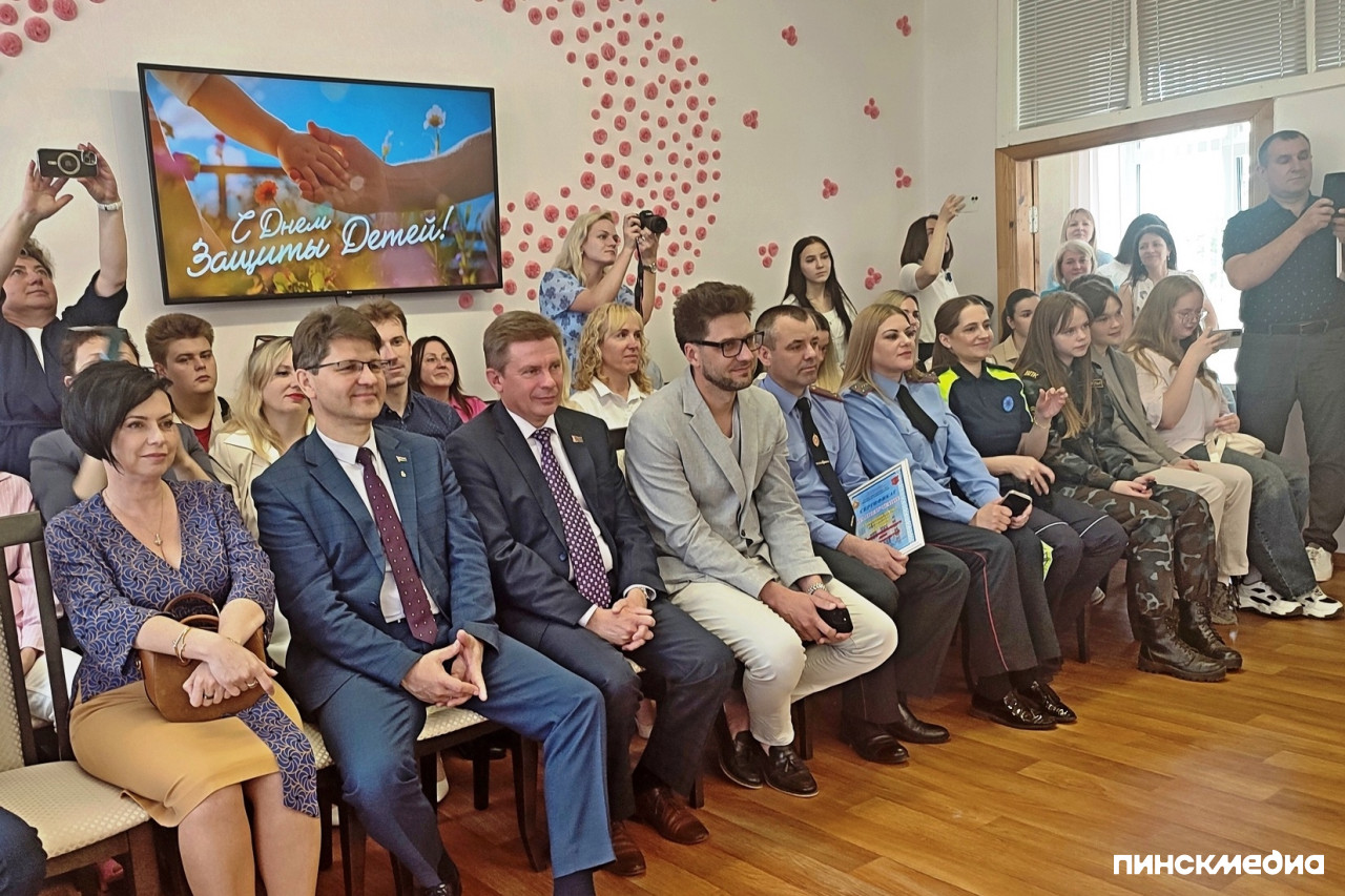Руководители служб города и представители ведомств слушают праздничный концерт.