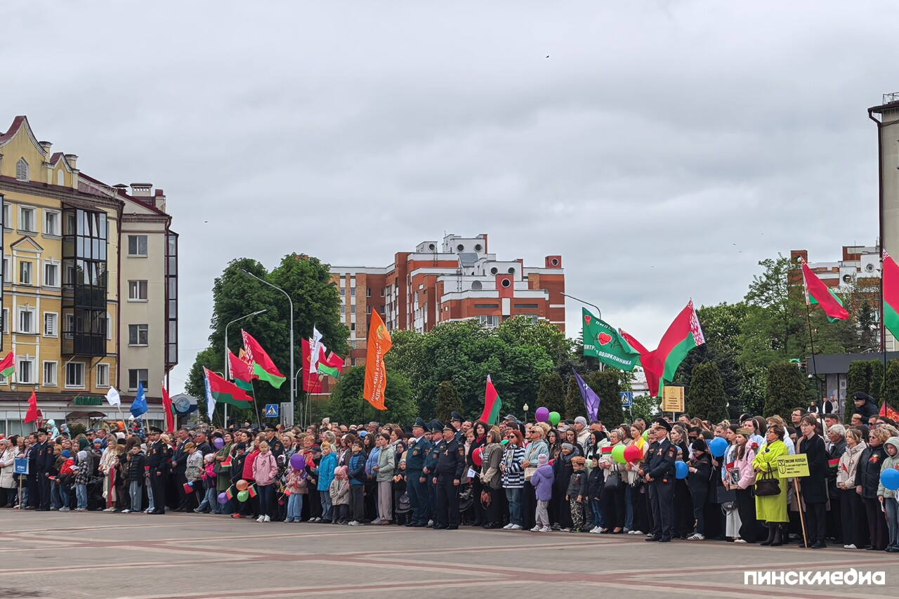 Жители и гости Пинска на праздновании Дня Победы: вид на трибуны и площадь Ленина