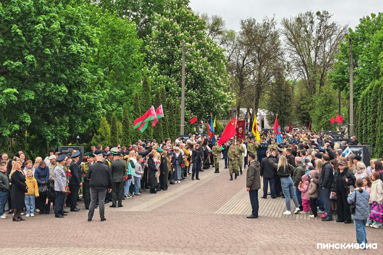 Тысячи пинчан прошли маршем от площади Ленина в честь 9 Мая