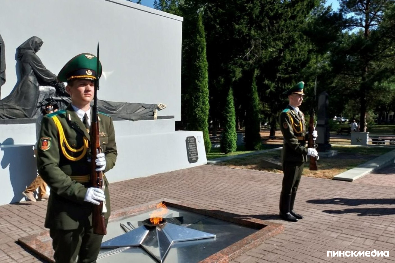 Солдаты у мемориала