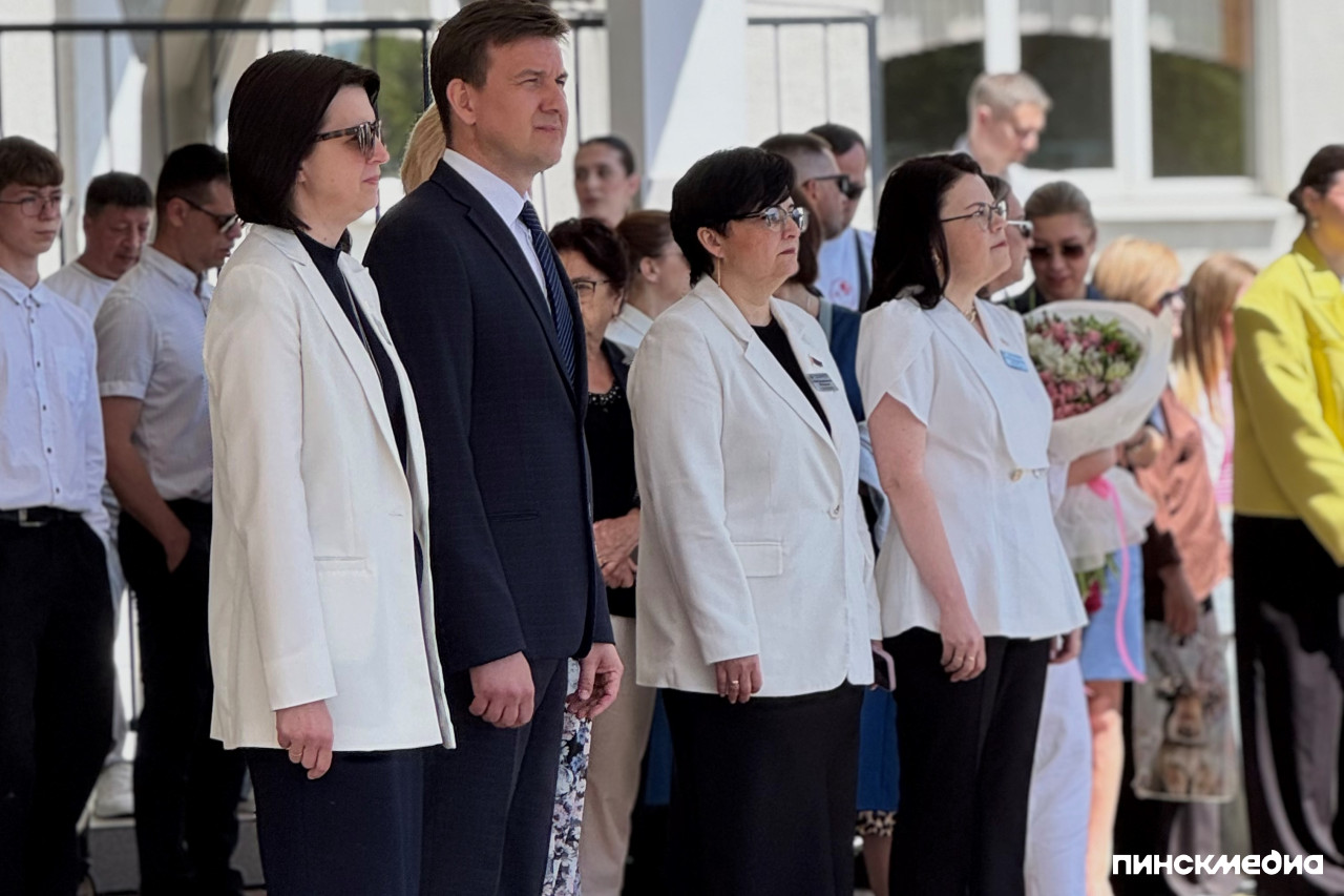 Учителя, руководство школы и почетные гости стоят на официальной линейке Последнего звонка в Пинске.