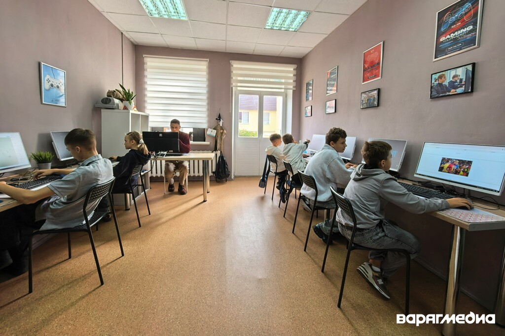 Подростки изучают программирование в школе PRO_IT