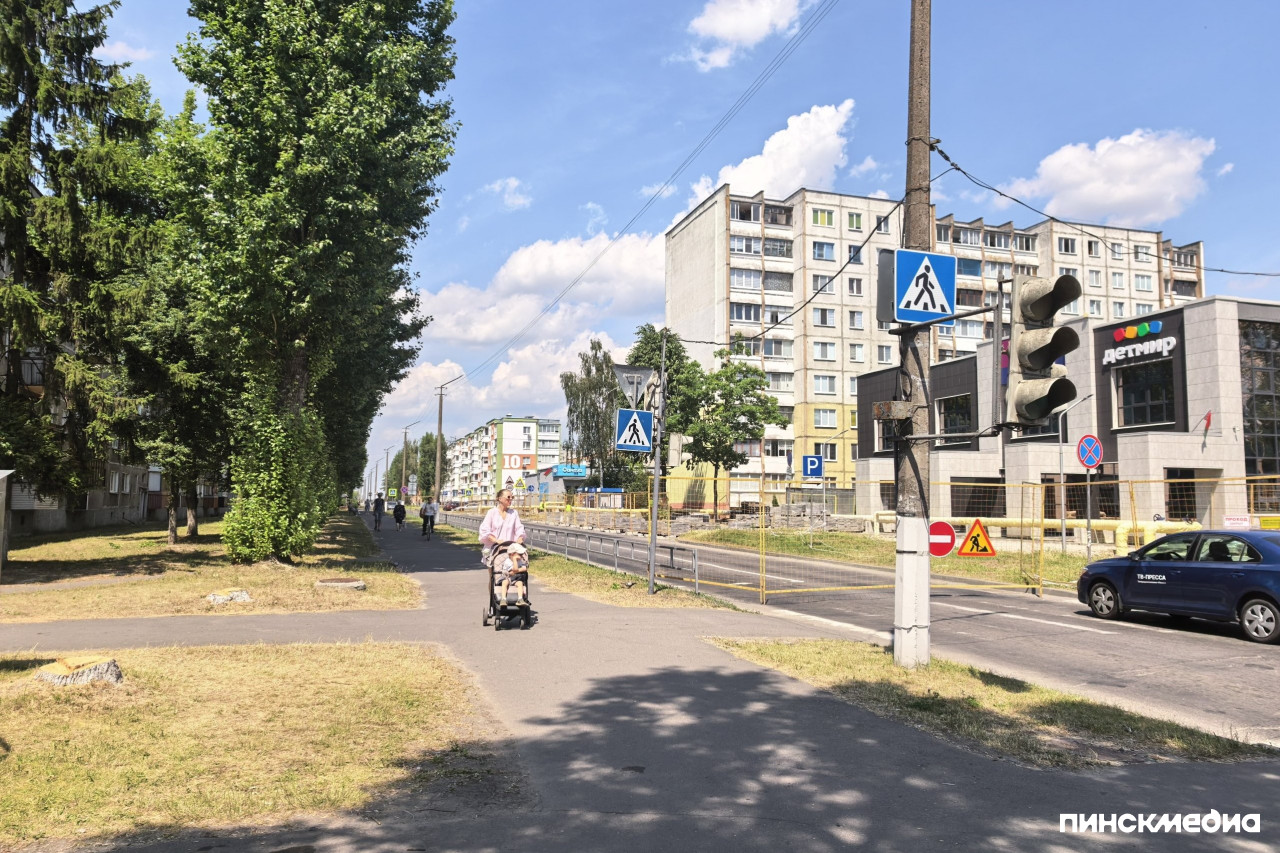 Пешеходная дорожка вдоль строительной площадки