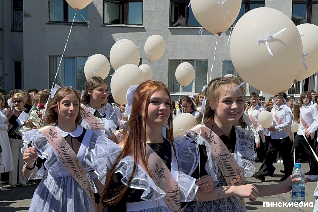 Первоклассники и выпускники средней школы 18 Пинска выстроились на праздничной линейке в конце учебного года.