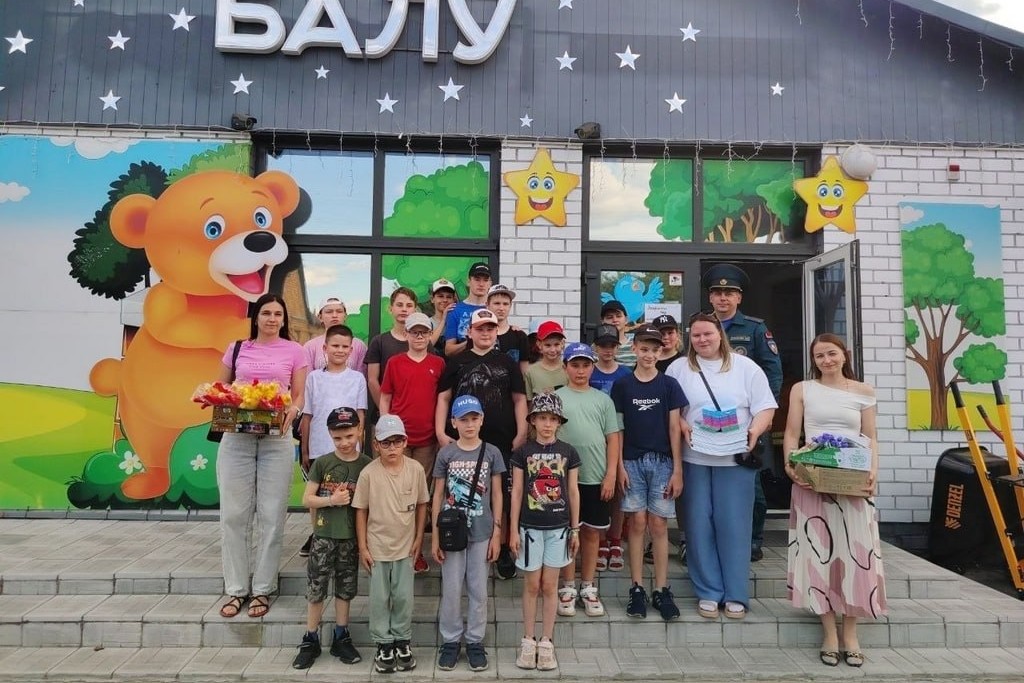Пинский ГРОЧС в рамках акции "Безопасные каникулы!" посетил развлекательный центр "Балу" и провел встречу с детьми из школы-интерната