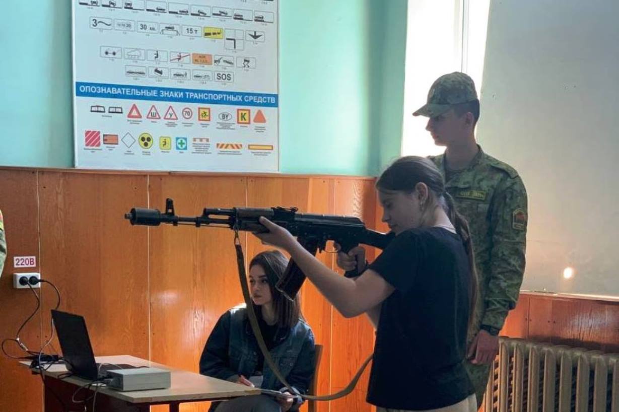 Меткий стрелок: участник Зарницы стреляет на оптико-электронном тренажере пограничников.