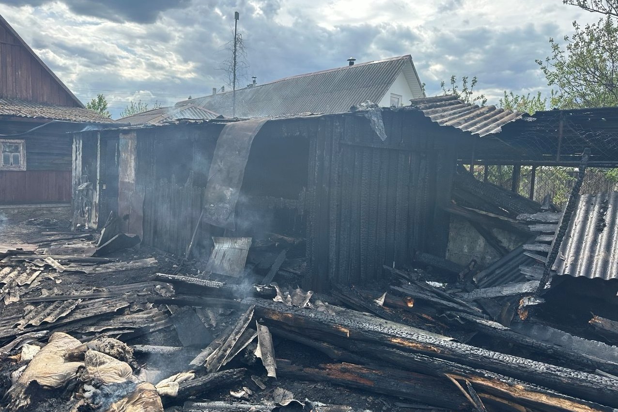 огонь уничтожил гараж в Пинске на ул. Космонавтов