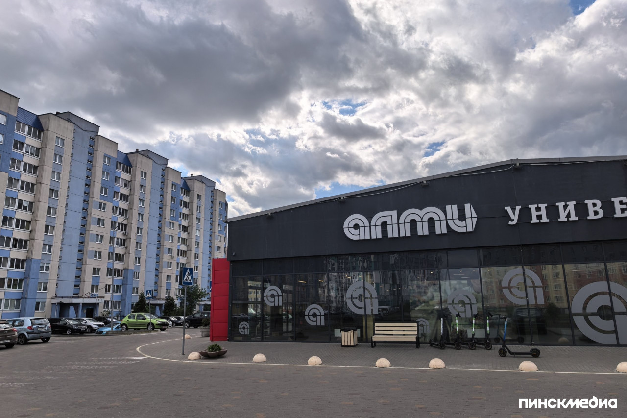 Универсам Алми Пинск на Шапошника,9 закрыт на ремонт