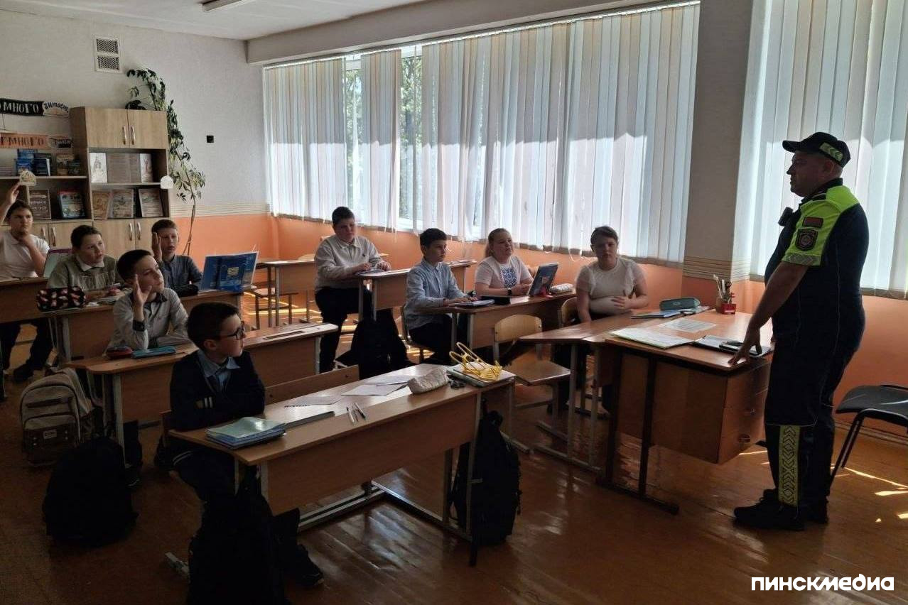 Инспектор ОГАИ Пинского РОВД беседует со школьниками в классе, Пинковичи