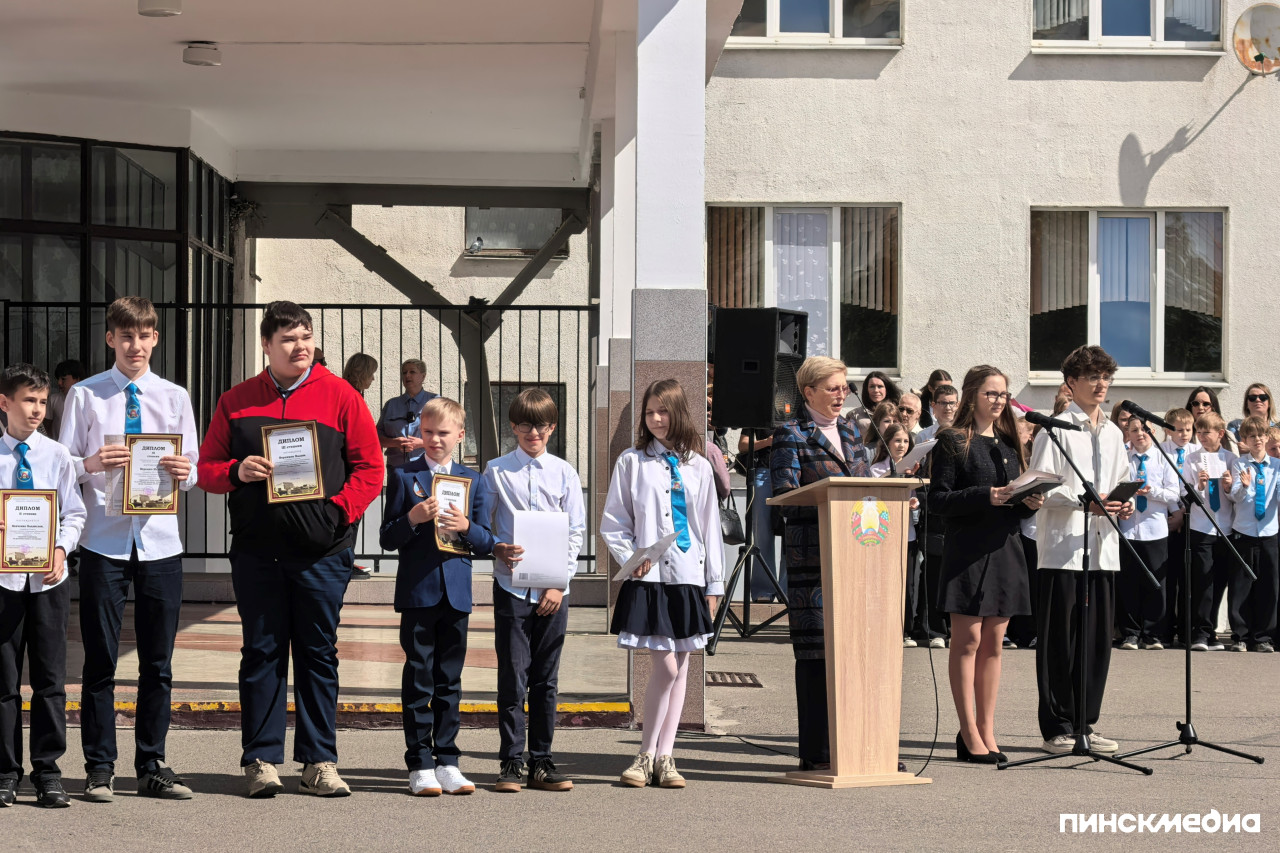 Школьники с похвальными листами на крыльце школы во время торжественной части.
