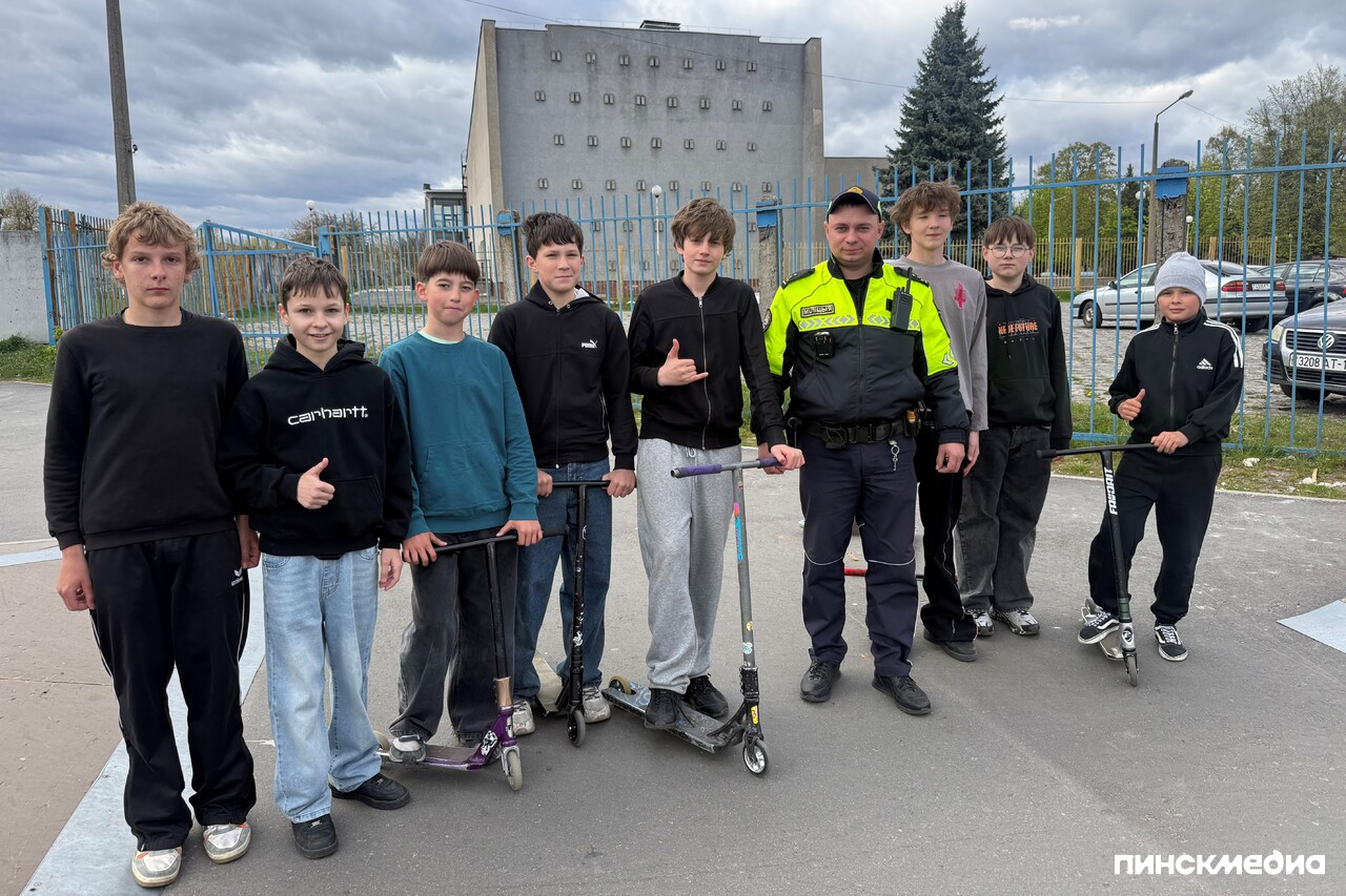 Проверка ПДД у группы подростков в Пинске