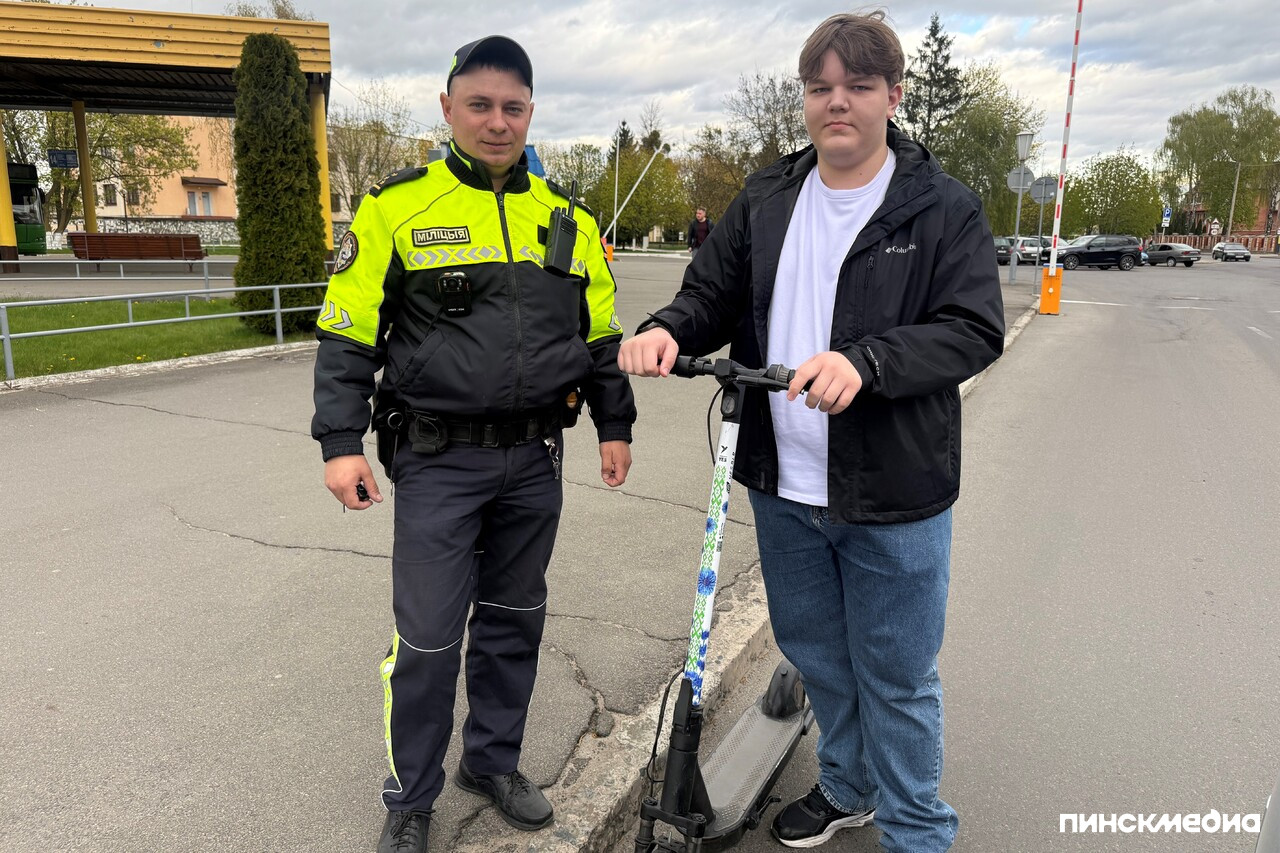 инспектор и подросток на самокате