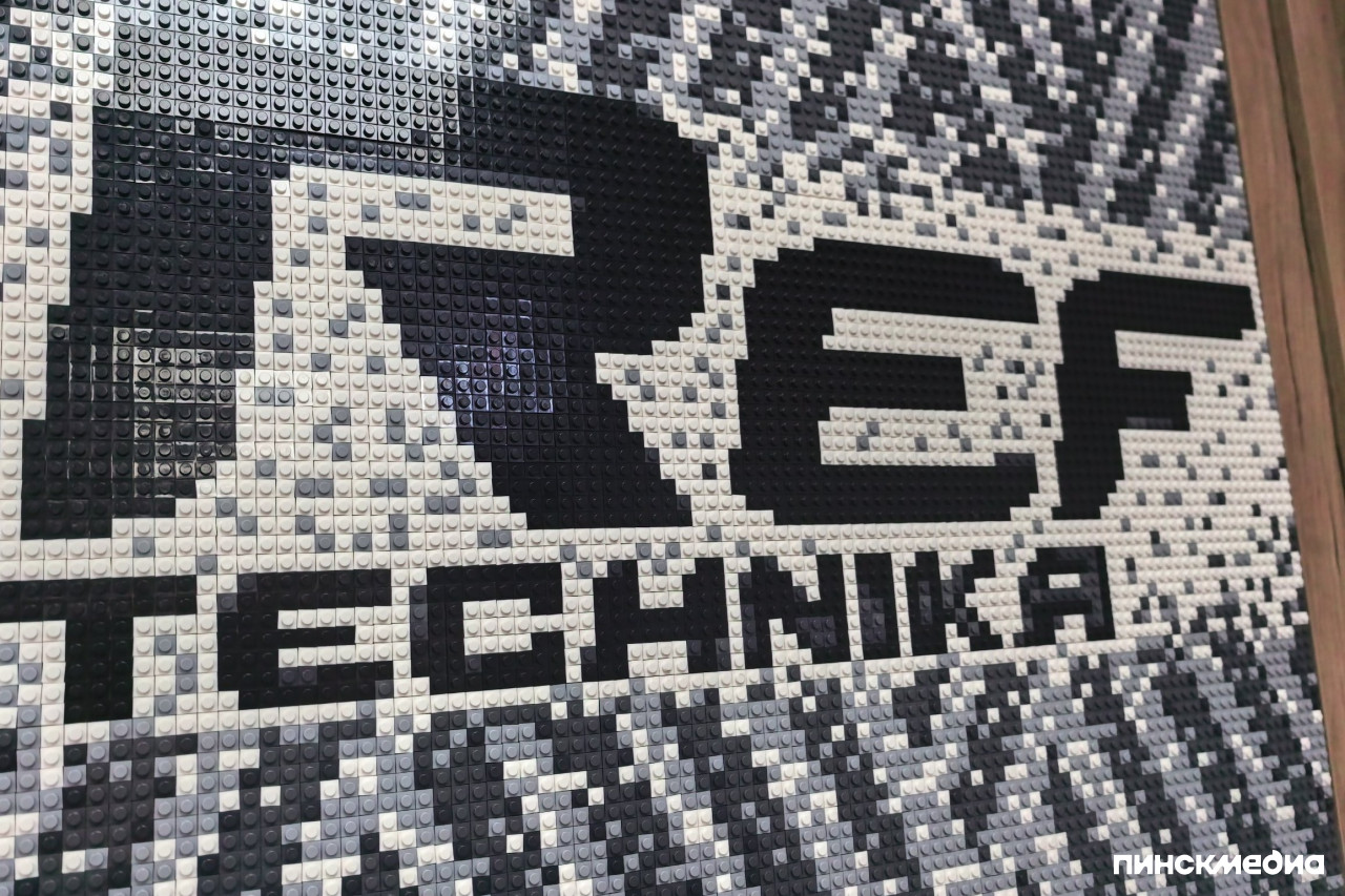 логотип &laquo;Рефтехника&raquo; в офисе