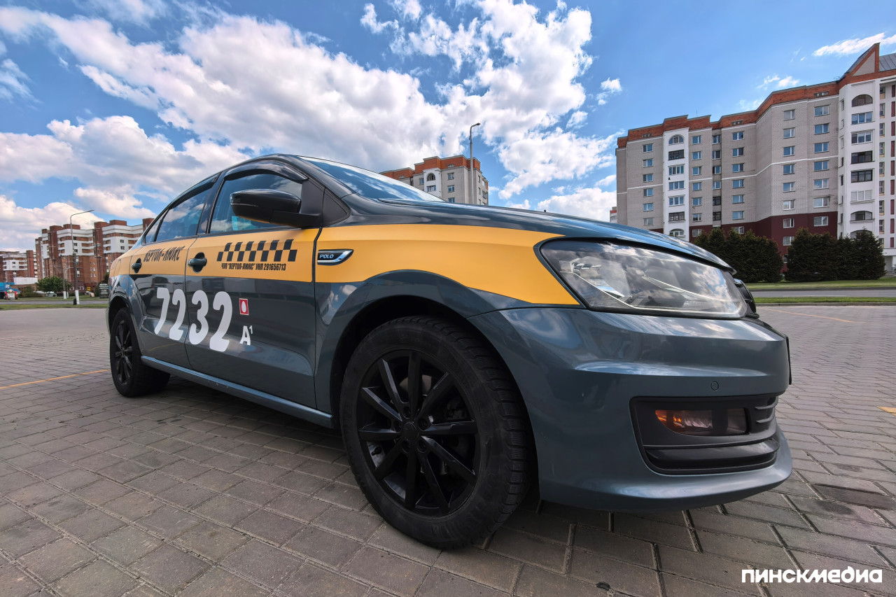 Автомобиль такси Вертол-Люкс на фоне многоэтажных домов в Пинске