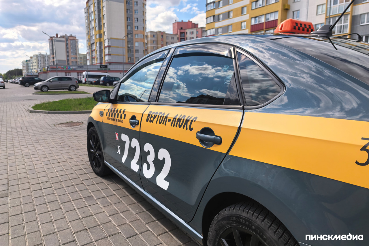 Легальное такси Вертол-Люкс Пинск с желтыми полосами и оранжевым фонарем